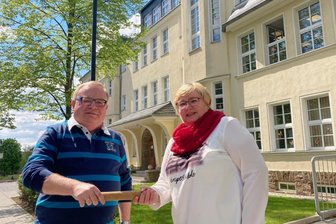 An Bernsbacher Schule wird der Staffelstab weitergereicht - Jörg Prager hat den symbolischen Staffelstab an Cathrin Holzhey übergeben, die die Grundschule in Bernsbach künftig leitet. Prager als Leiter der Grundschule Aue-Zelle hatte das Amt für ein Jahr provisorisch mit inne. 