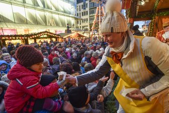 An den Stollen, fertig, los! - Stollenfrau Heidi Pietschmann reicht das süße Gebäck aus.