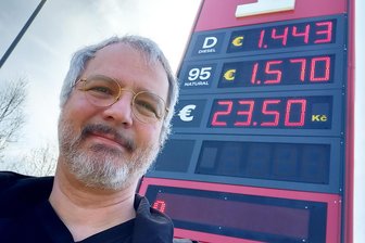 An den Zapfsäulen auf beiden Seiten der Grenze: Lohnt sich das Tanken in Tschechien zu Ostern? - In Mnisek entdeckt Reporter Wieland Josch keine nennenswerten Unterschiede zu den deutschen Tankstellenpreisen.