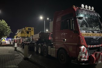 An der A 4 bei Lichtenau: Polizei zieht Zwölfachser aus dem Verkehr - Ein riesiger Schwerlasttransport ohne Genehmigung, gestoppt auf der A 4 bei Lichtenau.