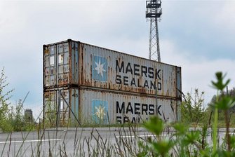 An der A 72 bei Reichenbach: Warum stehen hier zwei Schiffscontainer auf der Wiese? - Zwei riesige angerostete Schiffscontainer stehen seit Monaten auf jener Fläche an der Autobahn 72 bei Reichenbach, auf der die Hawle Kunststoff GmbH den Bau eines neuen Werkes plant. 