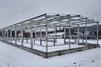 An der B 173 in Flöha steht ein neues Stahlskelett - Die Stahlträger für die neue Produktionshalle an der B 173 in Flöha stehen.