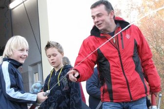 
              <p class="artikelinhalt">Bei aller Begeisterung: Die Zielrichtung des Wasserstrahles sollte stimmen. Ausbilder Mike Kretzschmar leitet Philipp Porsche (l.) und Hendryk Matthäi im Umgang mit der Kübelspritze an. </p>
            