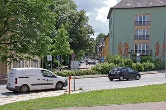 An der Parkstraße droht Tristesse - Der Blick aus Norden in die Parkstraße. Der Großvermieter GGZ ist vor kurzem aus den beiden Häusern im Vordergrund ausgezogen.