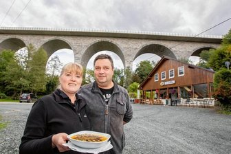An der Pirker Brücke lebt sie ihren Traum - Judith und Ronny Hertwig vor dem Brückenstübl in Pirk. Am Sonntag wollen sie hier feiern.