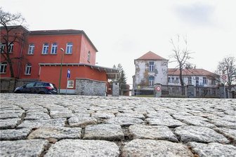 An der Plauener Kasernenstraße: Glastür eingeschlagen - Nach Brandserie an der Kasernenstraße: Diesmal ist die Glaseingangstür der Asylunterkunft betroffen gewesen. 