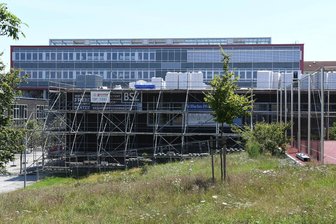An der Rochlitzer Berufsschule hält kein Dach mehr dicht - Bereits im vorigen Jahr wurde ein Teil des Daches am Berufsschulstandort Rochlitz erneuert. Nun stehen weitere Arbeiten an.