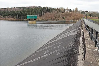 An der Talsperre Lichtenberg werden 40 Fichten gefällt - An der Talsperre Lichtenberg müssen 40 Fichten gefällt werden. Die Arbeiten begannen am Montag.