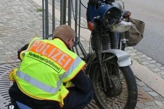 An der Unfallstelle kracht es abermals - Der Fahrer dieses Motorrads wurde nach der Kollision mit schweren Verletzungen ins Krankenhaus gebracht.