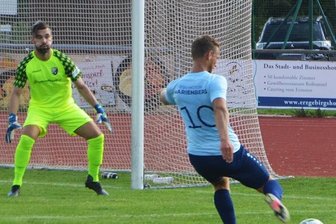 An der Verlängerung geschnuppert - Der Moment, der die Partie wieder spannend machte: Maximilian Schreiter zieht ab und trifft gegen Freitals Keeper Steffen Beer zum 1:3.