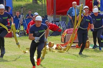An die Schläuche, fertig, los - Unschlagbar: Das Team aus Großpillingsdorf, das hier unter vollem Einsatz zu sehen ist, hat erneut den Glasbergpokal gewonnen.
