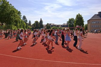 An diesem Gymnasium im Vogtland wird der Schulhof zum Tanzsaal - Sommer, Sonne, gute Laune: Ein Flashmob-Tanz auf dem Schulhof des Pestalozzi-Gymnasiums sorgte für Leichtigkeit.
