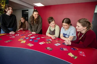 An diesem Plauener Gymnasium kann man jetzt lernen, glücklich zu sein - Glücklich durch Unterricht: Finia, Debora, Lilu, Klara und Paulina (von links) sind das. In der Mitte: Lehrerin Catharina Forster.