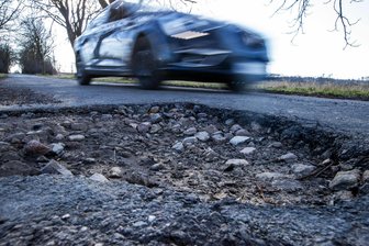 An diesen kaputten Straßen im Vogtland baut der Kreis nur noch das Allernötigste - An vielen Staatsstraßen im Vogtland will der Kreis die Arbeiten auf ein Minimum reduzieren.