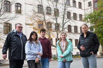 An dieser Chemnitzer Oberschule sind zwei Drittel der Schüler ausländischer Herkunft: Zum Schulfest gibt’s Burger halal - Ein Haus für 28 Nationen: Schulleiter Andreas Müller und seine Stellvertreterin Elisa Tutzky mit den Schülern Angelie Eileen, Noel Mike Schmidt und Jasmin Fiebag an der Oberschule „Am Körnerplatz“ auf dem Sonnenberg.