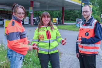 An dieser Tanke im Vogtland wird Leben gerettet: „Bei Herzstillstand zählt jede Minute“ - Monique Kühn, Stefanie Papendiek und Tim Kühn (von links) sind neben ihrer Arbeit an der Tankstelle ehrenamtliche Sanitäter und Hundeführer bei ASB und DRK. An der Agip wollen sie einen Defibrillator anbringen.