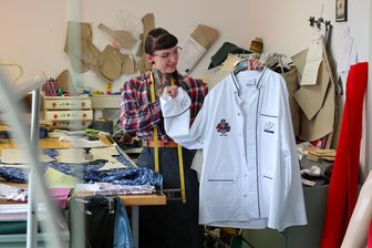 An dieser Waldenburger Schneiderin kommt selbst Starkoch Johann Lafer nicht vorbei - Beate Grießbach zeigt eine der Kochjacken, die sie für Johann Lafer genäht hat.