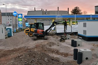 An dieser Zwickauer Tankstelle kann man bald E-Autos laden - An der Aral-Tankstelle Marienthaler Straße werden bis zum Sommer E-Ladesäulen errichtet.