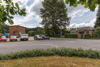 An früherem Bahnhof im Erzgebirge soll 24-Stunden-Laden entstehen - Zum denkmalgeschützten Ensemble auf dem Areal des einstigen Bahnhofs in Jahnsbach gehören der Güterschuppen (links), das kleine Bahnhofsgebäude mit Wartehalle (rechts) und das Toilettenhäuschen, das in der Mitte unter dem Baum zu erahnen ist.