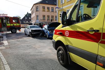 An gefährlicher Kreuzung im Erzgebirge hat es wieder gekracht - Bürger fordern Ampel - Schon wieder hat es gekracht an der Kreuzung von Schneeberger-, Eibenstocker-, August-Bebel- und Mittelstraße in Zschorlau. Bürger fordern dort eine Ampel.