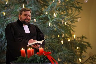 „An Heiligabend gibt es schnelle Dino-Schnitzel im Brötchen“: Wie ein gestresster Pfarrer aus Westsachsen Weihnachten feiert - Entspannt in der Kirche trotz Stress: Pfarrer Albrecht Matthäus aus Langenchursdorf fährt an Heiligabend von Kirche zu Kirche.