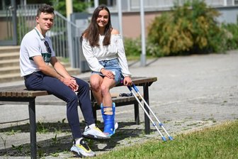 An Krücken zur Sportlerehrung - Turnerin Lisa Zimmermann und Radsprinter Nicolas Heinrich sind vom Chemnitzer Sportgymnasium als Elitesportler der Jahre 2019 (Heinrich) und 2020 (Zimmermann) geehrt worden. Beide haben mit sportlichen Erfolgen und guten schulischen Leistungen überzeugt. 