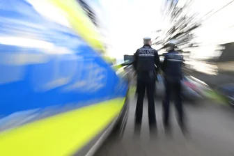 An Ladesäule in Freiberg: Diebe trennen Kabel ab – Polizei findet Beute im Gebüsch - Polizisten fanden die abgetrennten Kabel der Ladesäule im Gebüsch.