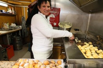 An manchen Tagen zittert sie eben - na und? - Steffi Zyla arbeitet derzeit in der "Süßen Hütte" auf dem Kornmarkt.