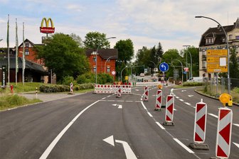 An McDonalds-Kreuzung in Aue startet nächster Bauabschnitt: Die wichtigsten Fragen und Antworten - Blick vom Auer Zubringer aus in Richtung McDonalds-Kreuzung: Autofahrer können inzwischen wieder bis zu dem Schnellrestaurant fahren. Ein Abbiegen in Richtung Stadtzentrum ist an der Kreuzung derzeit nicht möglich.
