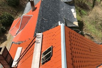 An Rasmussens Villa wird weiter gebaut - Rote Biberschwanz-Schindeln ersetzen das alte Schieferdach der Rasmussen- Villa.
