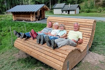 An Riß-Hütt Beerheide steht neue Sonnenbank - Vor kurzem hatten es sich Ausflügler aus Zwickau auf der Bank bequem gemacht.