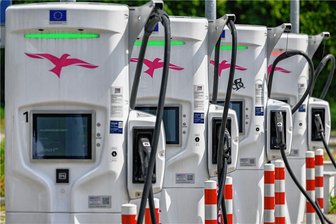 An Sachsens Autobahnen gibt es kaum Ladesäulen für E-Autos - Ladestationen für Elektroautos an der Autobahnraststätte "Dresdner Tor". Auf kleinen Parkplätzen an Sachsens Autobahnen gibt es bisher noch keine Stromtankstellen.