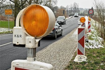 An sanierter Straße bildet sich Pfütze: Bauarbeiter müssen in Wechselburg nochmal ran - An der Brückenstraße in Wechselburg muss nach der Sanierung noch nachgebessert werden. Hier bildet sich bei Regen eine Pfütze.