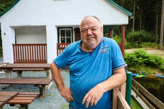 An Stausee im Erzgebirge öffnet Imbiss nach dreijähriger Pause wieder - Richard Bauer ist der neue Betreiber vom Imbiss am Stausee Schönheide.