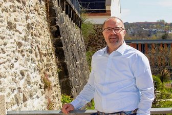 Steffen Zenner an seinem Lieblingsort in Plauen, dem Pfortengässchen in der Alten Stadtmauer direkt der Stadtkirche St. Johannis.