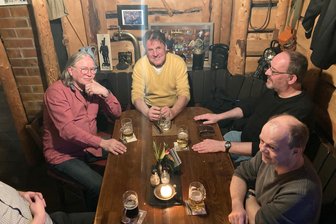 „An uns liegt’s nicht“ – Zwickauer Stammtisch trinkt gegen Pleite der Mauritius-Brauerei an - Fünf Männer in Zwickau trinken gegen die Mauritius-Pleite an.