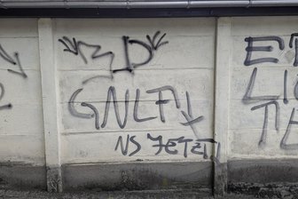 An welche Gefühlswelten und Nöte der Erzgebirger die Rechtspopulisten andocken - Dieser Schriftzug an einer Garage im Erzgebirge war trotz Meldung an Polizei und Ordnungsamt wochenlang nicht entfernt worden.