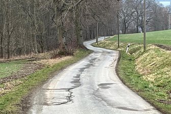 An welchen Straßen Bösenbrunn dieses Jahr bauen will - Der Zustand der Straße Bösenbrunn-Kulm ist seit Jahren Thema. 2024 sollen die Fahrbahnränder saniert werden.