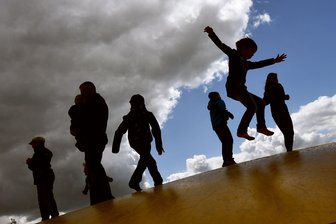 Analog und digital: Warum alle Spiele wichtig sind - Alle Kinder haben das Recht auf Spiel: So steht es in Artikel 31 der UN-Kinderrechtskonvention.