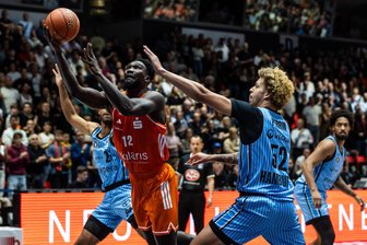 Analyse zur Situation der Niners Chemnitz: Bis zur Länderspielpause müssen Siege her – sonst könnte es kritisch werden - Am Samstag sind die Niners bei den Hamburg Towers zu Gast. Das Hinspiel war das erste Heimspiel der neuen Saison. Amadou Sow war damals fit, seine Chemnitzer gewannen deutlich 102:78. Der Center wird nun aber fehlen – und nicht nur er.