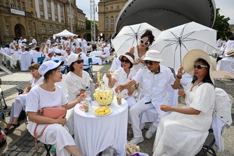 Ananas, Melone, Sekt: Was beim „Diner en blanc“ in Chemnitz aufgetischt wurde -