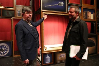 „Anatevka“ erlebt Premiere in Zwickau: Warum die Inszenierung völlig aus dem Rahmen fällt - Bühnenbildner Christopher Melching (l.) und Regisseur Dirk Löschner auf der Bühne.