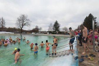 Anbaden bei minus vier Grad in Zwickauer Freibad: Warum Eisbaden nicht nur Eisvögel ins Wasser lockt - Um die 40 Eisbader und noch einmal so viele Schaulustige waren am Sonntag zum Anbaden ins Freibad Crossen gekommen. Bei Temperaturen draußen um die minus 4 Grad, im Wasser etwa plus vier Grad Celsius.