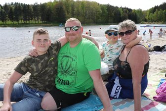 Anbaden in Chemnitz: Am Stausee Rabenstein trotzen Mutige der niedrigen Wassertemperatur - Cornelia Hofmann war unter anderem mit ihrem Sohn Ricco und ihren beiden Enkeln Nils (5) und Jason (12) beim Anbaden.