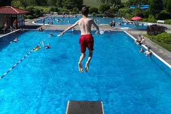 Anbaden in Oederan und Cocktails in Mittweida - Fünf Tipps für die kurze Woche in Mittelsachsen - Das Erlebnisbad Oederan ist am Dienstag in die Saison gestartet.