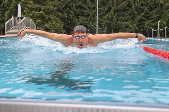Anbaden mit Stev Theloke: Was ist die Faszination beim Schwimmen? - „Der Schmetterlingsstil ist eher für den Zuschauer schön, weniger für den Schwimmer“, sagt Stev Theloke nach dem Training im Sonnenbad Rußdorf.