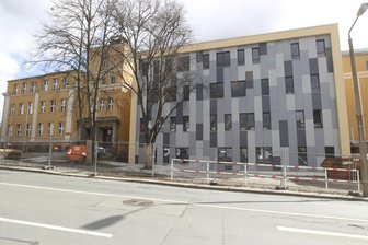 Anbau am Plauener Lessing-Gymnasium fertig - Tradition trifft auf Moderne: Das altehrwürdige Gebäude wurde um einen futuristisch anmutenden Anbau erweitert. 