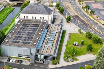 Anbau an das Plauener Stadtbad nimmt weitere Hürde - Auf der Wiese rechts soll der Anbau errichtet werden.