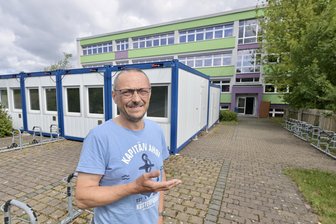 Anbau lohnt sich nicht: Westsächsische Schule unterrichtet lieber im Container - Der neue Schulleiter der internationalen Schulen in Reinsdorf vor den beiden Containern, in denen bald Unterricht stattfindet.