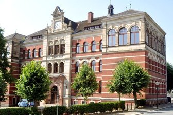 Anbau soll Treuens Schul-Probleme lösen - Rechts hinter dem Schulgebäude soll bis Ende 2013 ein verklinkerter Anbau entstehen, der vor allem die Sanitäranlagen aufnimmt. Zudem entsteht in ihm ein zweites Treppenhaus - bisher sichert an gleicher Stelle eine wenig ansehnliche Außentreppe den vorgeschriebenen zweiten Fluchtweg ab.